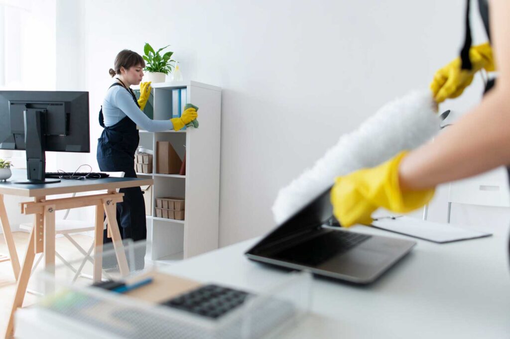 Dos mujeres limpiando una oficina. Limpiezas Regueiro es una empresa de limpieza de casas, viviendas. pisos, comunidades, oficinas y empresas ubicada en la provincia de Ourense.