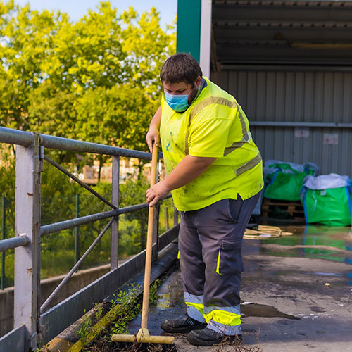 Un profesional de la limpieza limpia una terraza exterior. Limpiezas Regueiro es una empresa de limpieza de casas, viviendas. pisos, comunidades, oficinas y empresas ubicada en la provincia de Ourense.